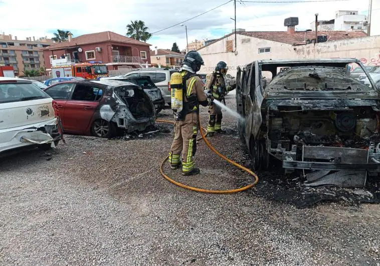 El incendio de una furgoneta calcina varios vehículos en un descampado de Lorca
